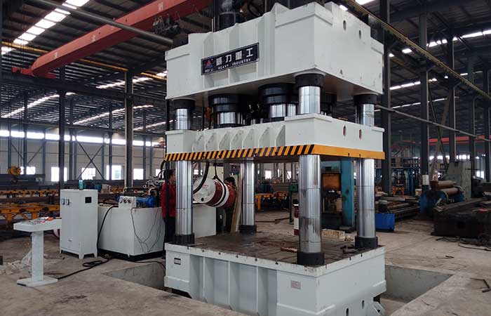 三梁四柱液壓機(jī) 三梁四柱液壓機(jī)