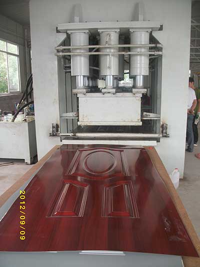 防盜門(mén)壓花液壓機(jī)生產(chǎn)中